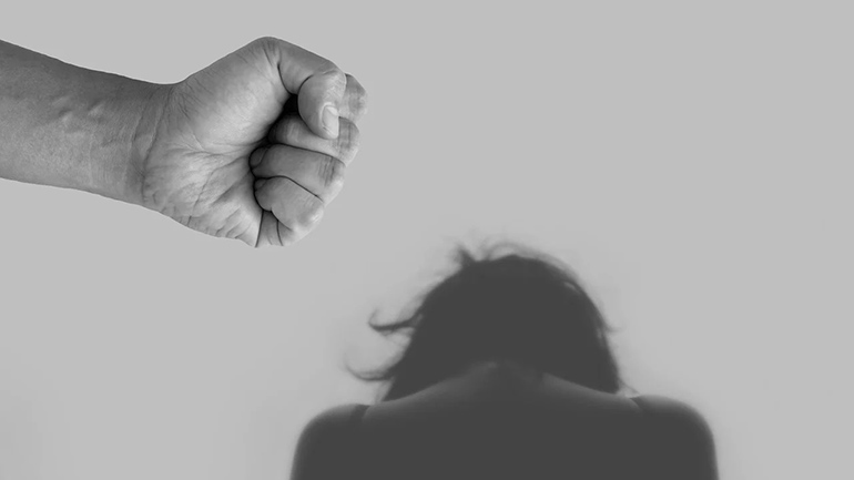 Κοπέλα στην Αλεξανδρούπολη ξυλοκοπήθηκε άγρια από σύζυγο, πεθερά και κουνιάδο